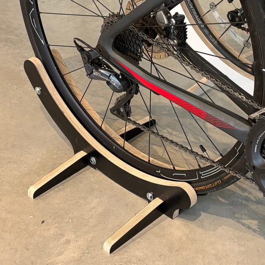 Support de vélo au sol en bois ajustable – Pour roues 700 mm, pneus 30 à 60 mm, contreplaqué de merisier CNC, fini naturel ou stratifié noir/blanc
