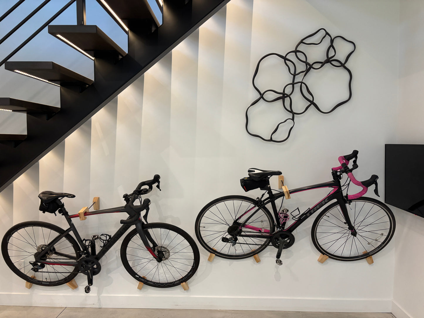 Designer Bike Wall Mount – Solid Wood or Birch Plywood, Holds by Wheels & Frame, 15–20° Angle, Screws & Anchors Included