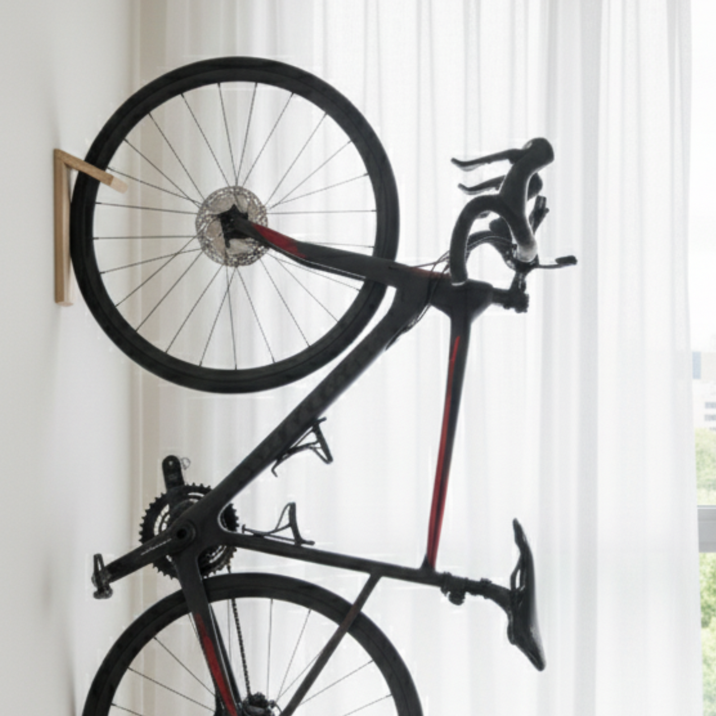 Support vélo mural vertical en bois – Érable ou frêne, huile naturelle ou noir opaque, pour roues 700 mm, montage facile avec vis fournies