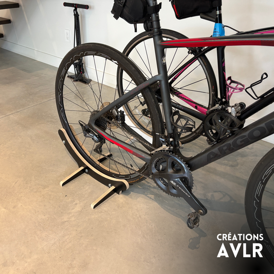 Support de vélo au sol en bois ajustable – Pour roues 700 mm, pneus 30 à 60 mm, contreplaqué de merisier CNC, fini naturel ou stratifié noir/blanc