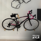 Support vélo mural design incliné