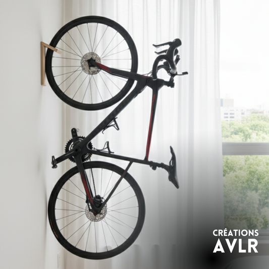 Support vélo mural vertical en bois – Érable ou frêne, huile naturelle ou noir opaque, pour roues 700 mm, montage facile avec vis fournies