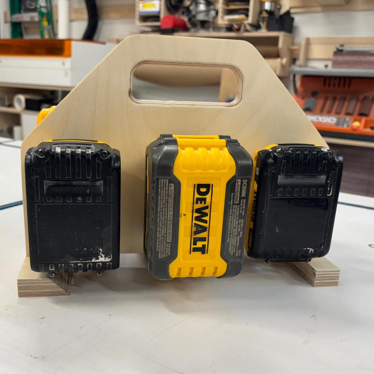Carrying support for DeWalt 20V / 60V FlexVolt batteries – 6 slots