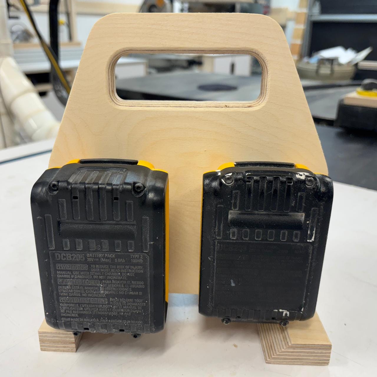 Carrying support for DeWalt 20V / 60V FlexVolt batteries – 4 slots