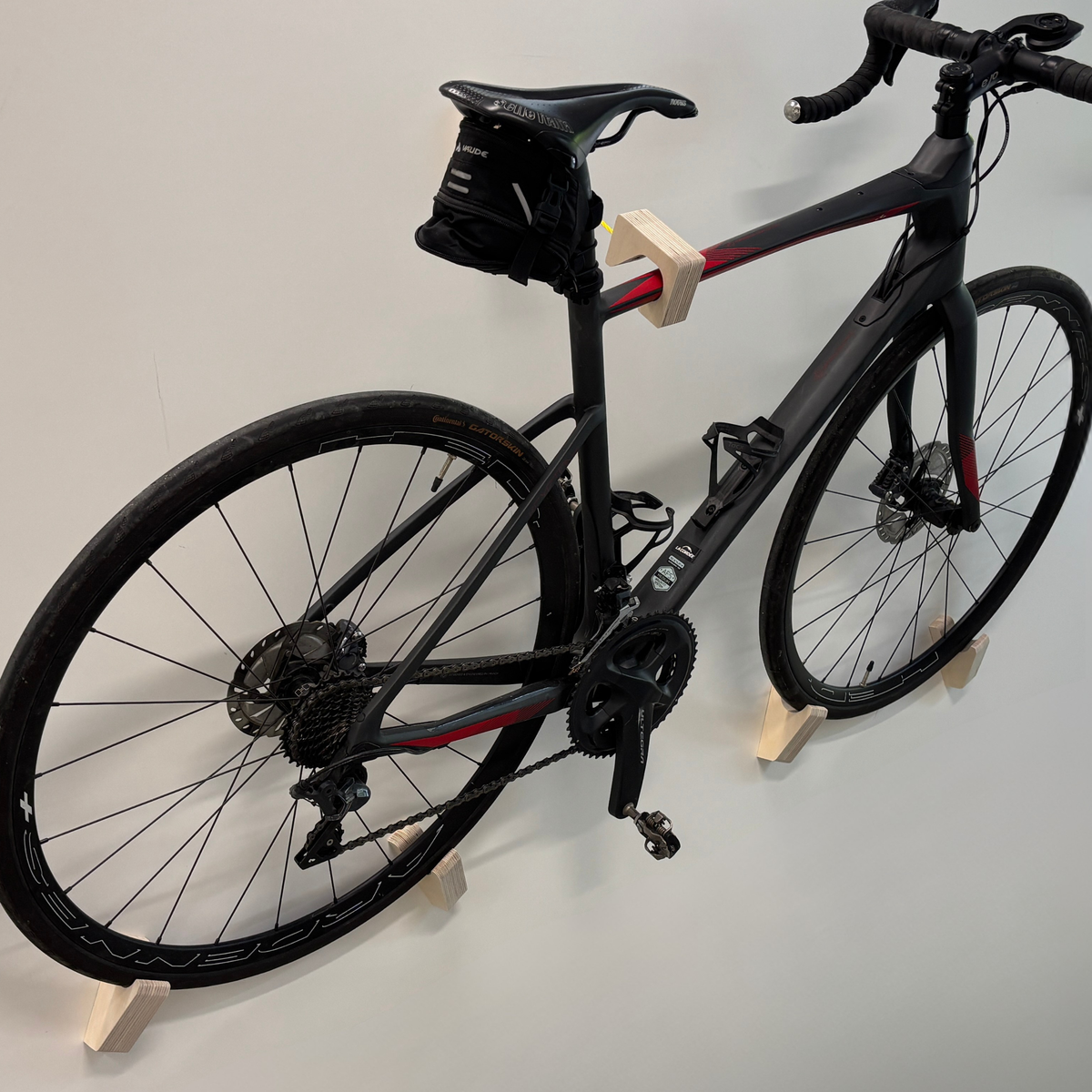 Support vélo mural design incliné