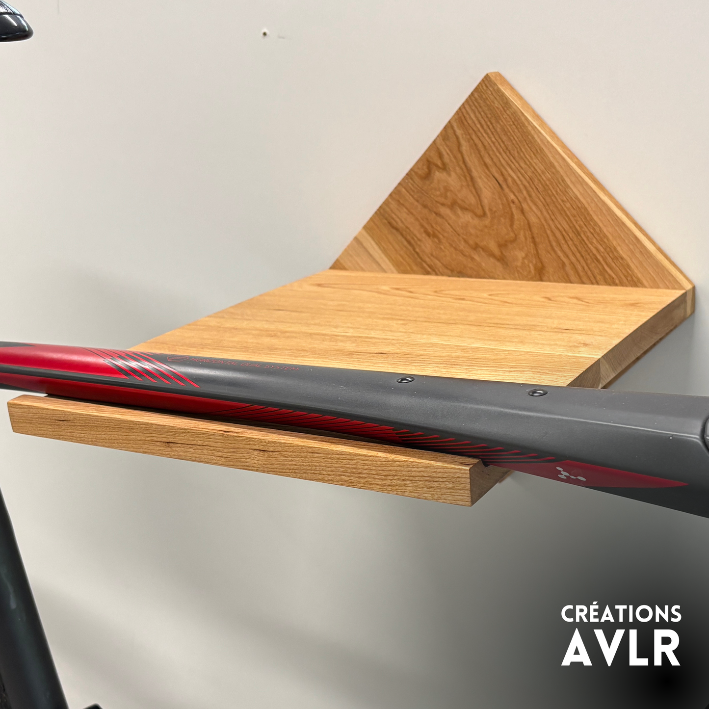 Soporte de pared para bicicleta de diseño en madera maciza forma rombo con estante – manillar hasta 24" – capacidad 35 lb