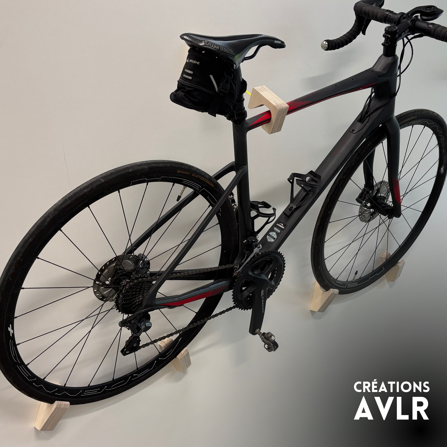 Soporte de pared para bicicleta de diseño – Madera maciza o contrachapado de cerezo, se sujeta por ruedas y cuadro, ángulo de 15–20°, tornillos y anclajes incluidos
