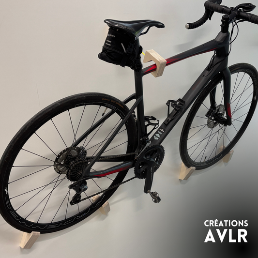 Support vélo mural design – Bois massif ou contreplaqué de merisier, accroche par roues et cadre, angle 15–20°, vis et ancrages inclus