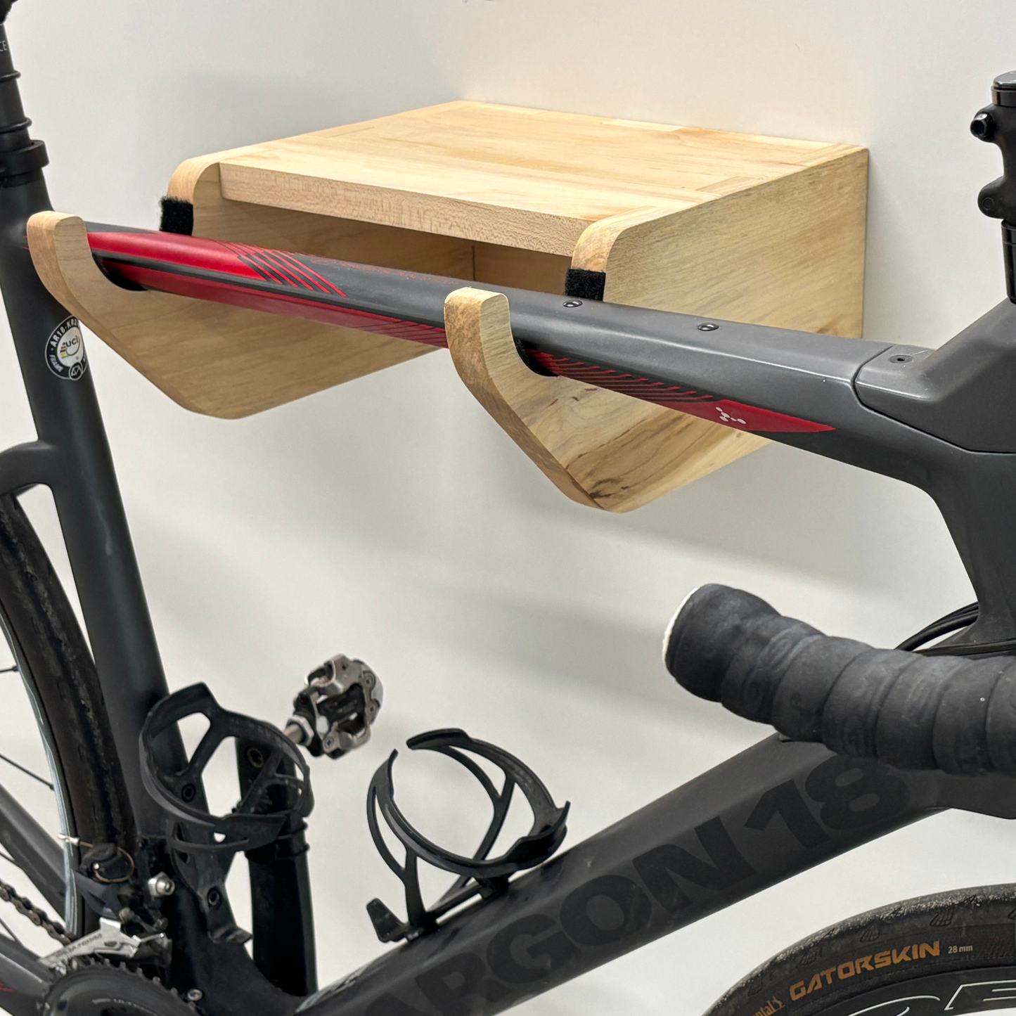 Support vélo mural en bois massif ou contreplaqué de merisier – Stable et solide, vis fournies, avec protection cadre