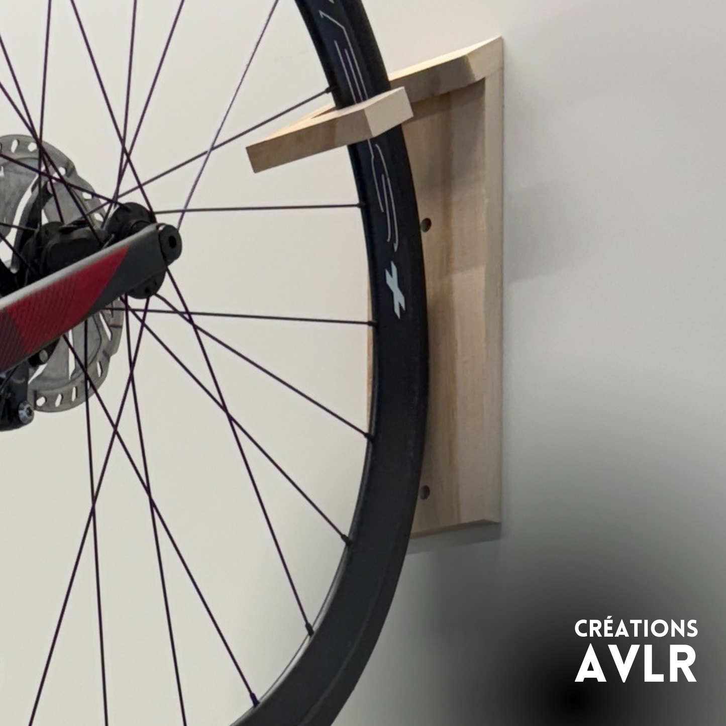 Support vélo mural vertical en bois – Érable ou frêne, huile naturelle ou noir opaque, pour roues 700 mm, montage facile avec vis fournies