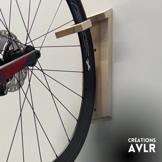 Support vélo mural vertical en bois – Érable ou frêne, huile naturelle ou noir opaque, pour roues 700 mm, montage facile avec vis fournies