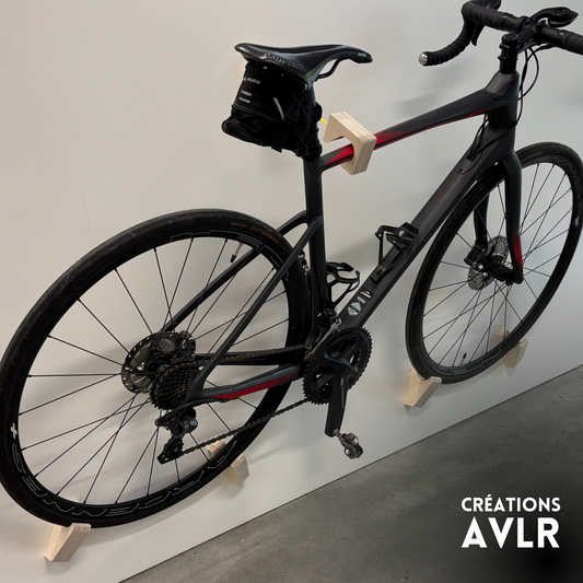 Support vélo mural design – Bois massif ou contreplaqué de merisier, accroche par roues et cadre, angle 15–20°, vis et ancrages inclus