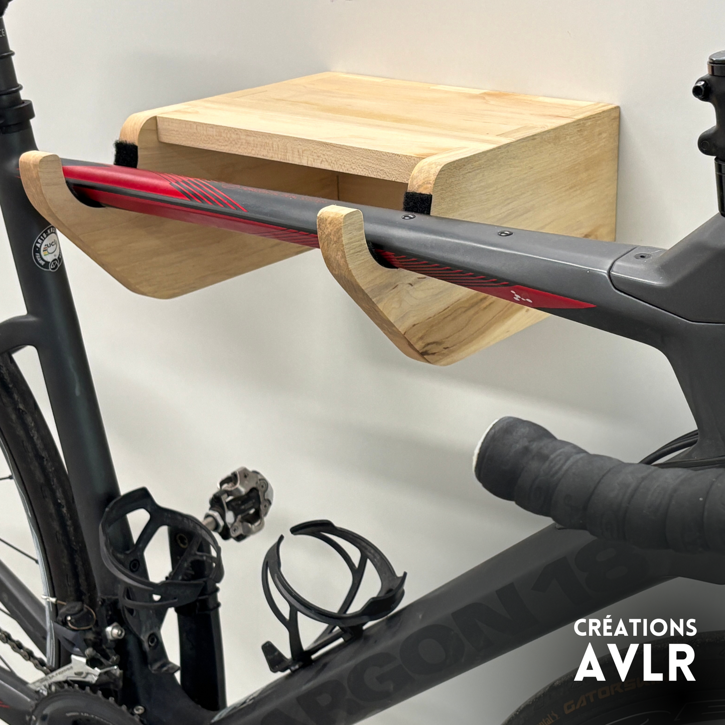 Support vélo mural en bois massif ou contreplaqué de merisier – Stable et solide, vis fournies, avec protection cadre