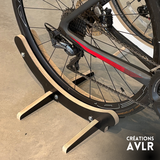 Support de vélo au sol en bois ajustable – Pour roues 700 mm, pneus 30 à 60 mm, contreplaqué de merisier CNC, fini naturel ou stratifié noir/blanc