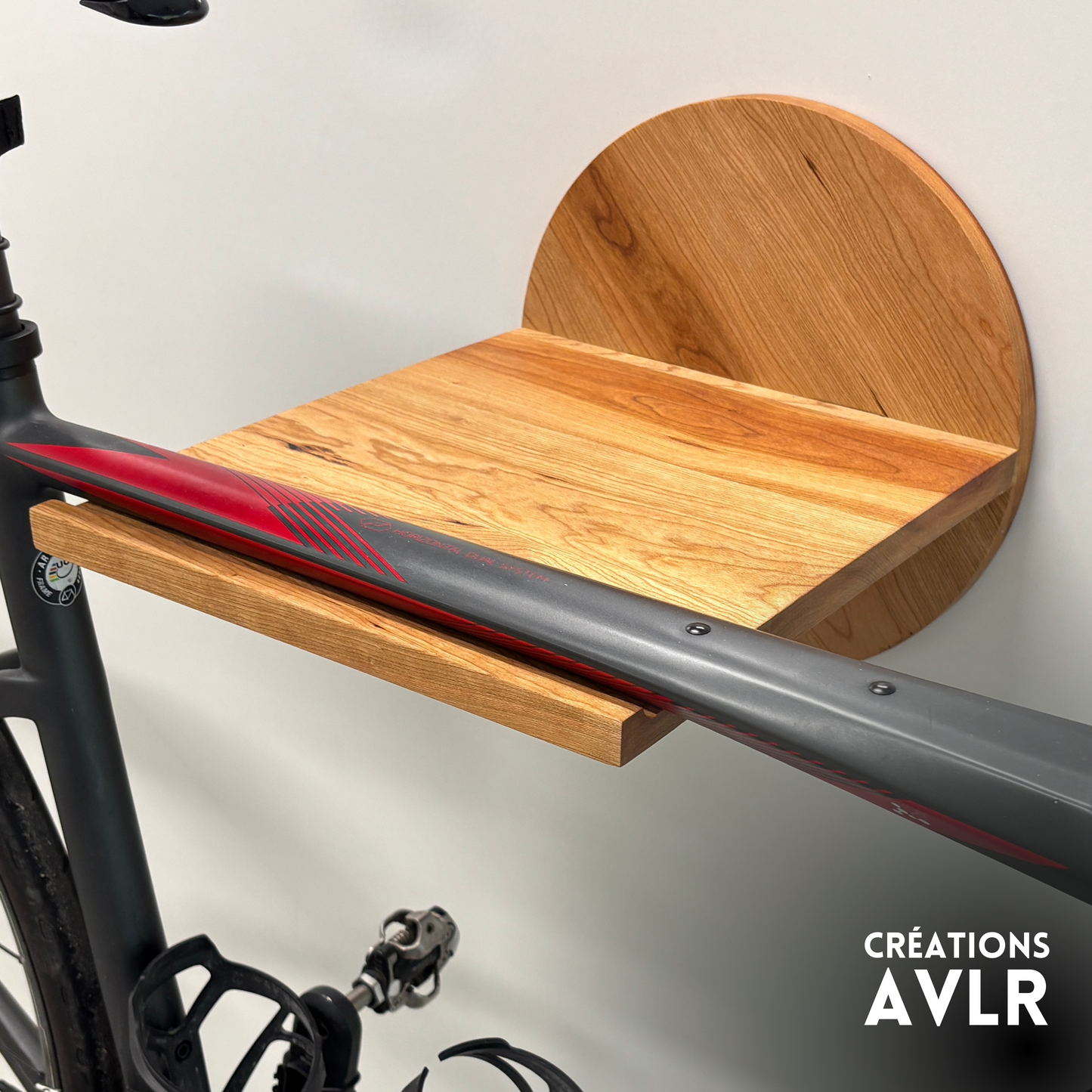 Support mural à vélo design en bois massif forme ronde avec tablette – guidon jusqu’à 22" – capacité 35 lb