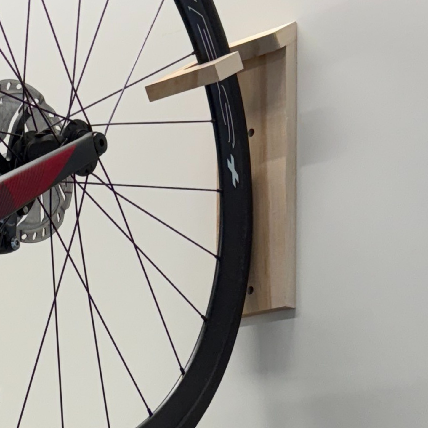 Support vélo mural vertical en bois – Érable ou frêne, huile naturelle ou noir opaque, pour roues 700 mm, montage facile avec vis fournies