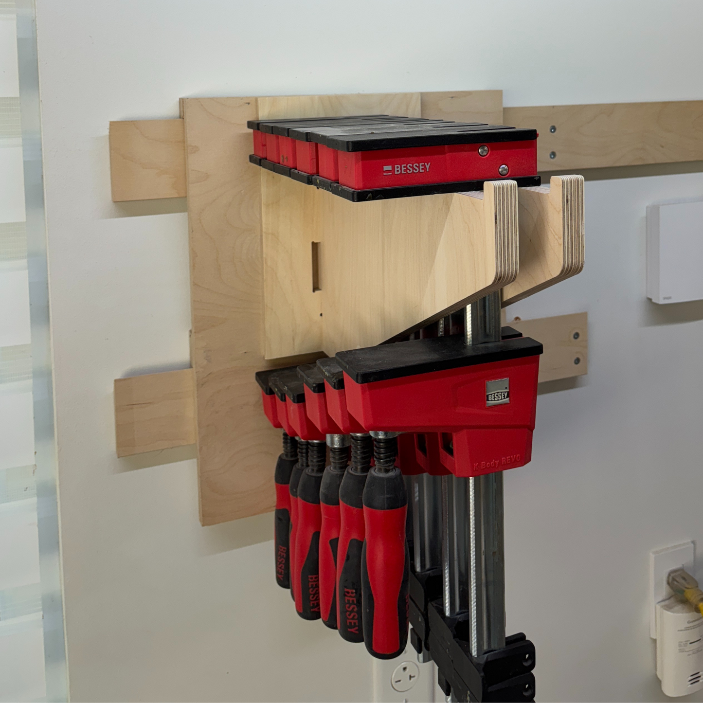 Soporte de pared ajustable para sargentos – Compatible con Bessey, tubos de 3/4" y más