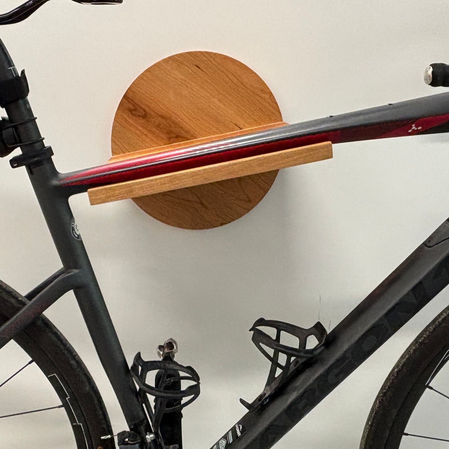 Support mural à vélo design en bois massif forme ronde avec tablette – guidon jusqu’à 22" – capacité 35 lb