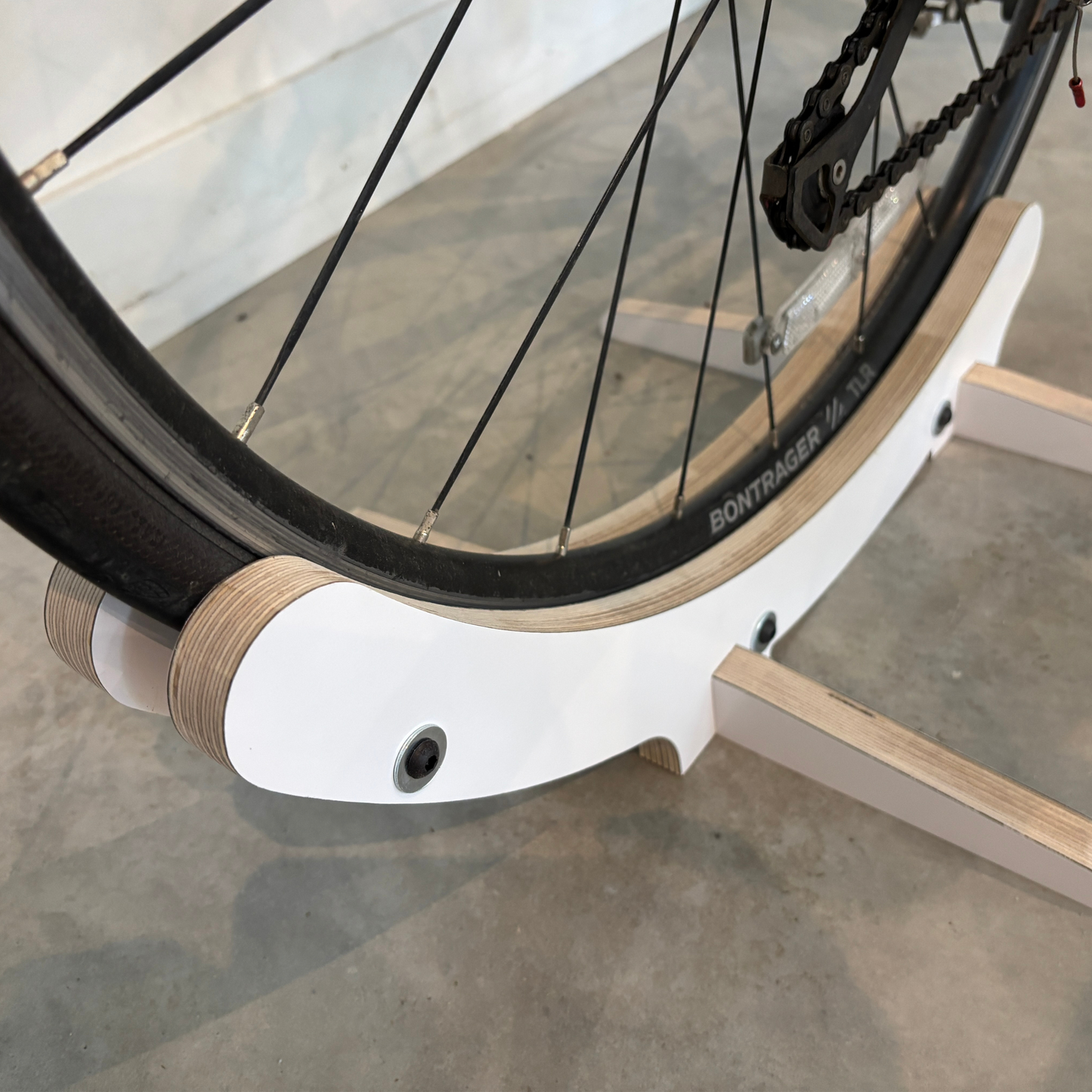 Support de vélo au sol en bois ajustable – Pour roues 700 mm, pneus 30 à 60 mm, contreplaqué de merisier CNC, fini naturel ou stratifié noir/blanc