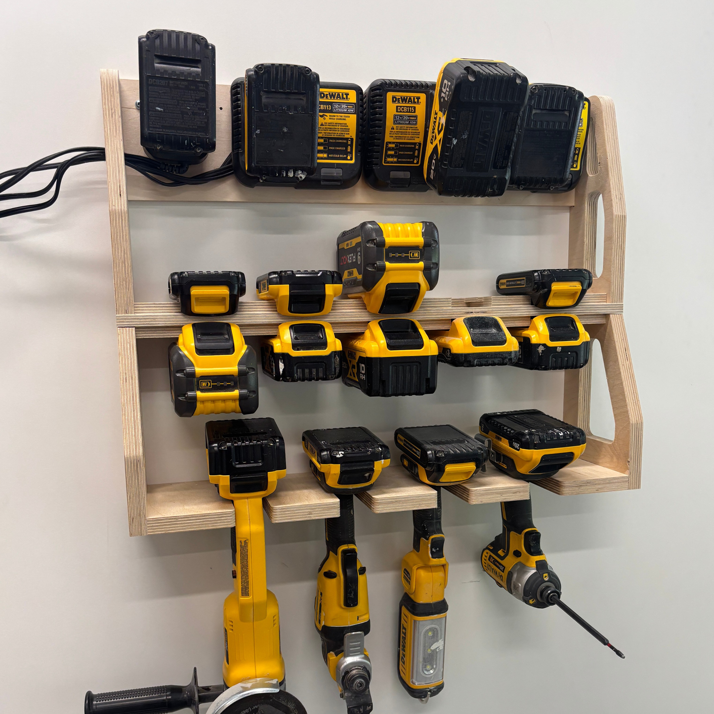 Station de recharge et support d'outils compatible DeWalt® - Contreplaqué de merisier pour 6, 8, 10 ou 12 batteries