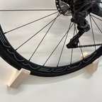 Support vélo mural design incliné