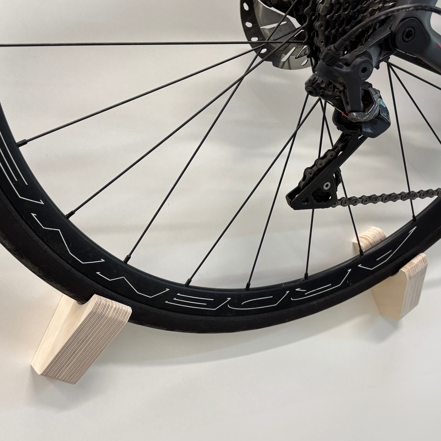 Soporte de pared para bicicleta de diseño – Madera maciza o contrachapado de cerezo, se sujeta por ruedas y cuadro, ángulo de 15–20°, tornillos y anclajes incluidos