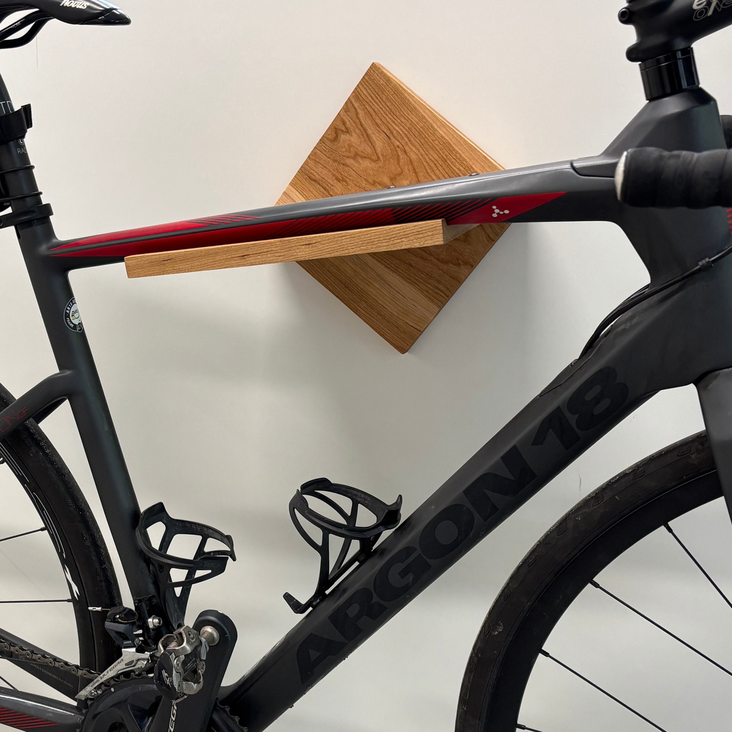 Soporte de pared para bicicleta de diseño en madera maciza forma rombo con estante – manillar hasta 24" – capacidad 35 lb