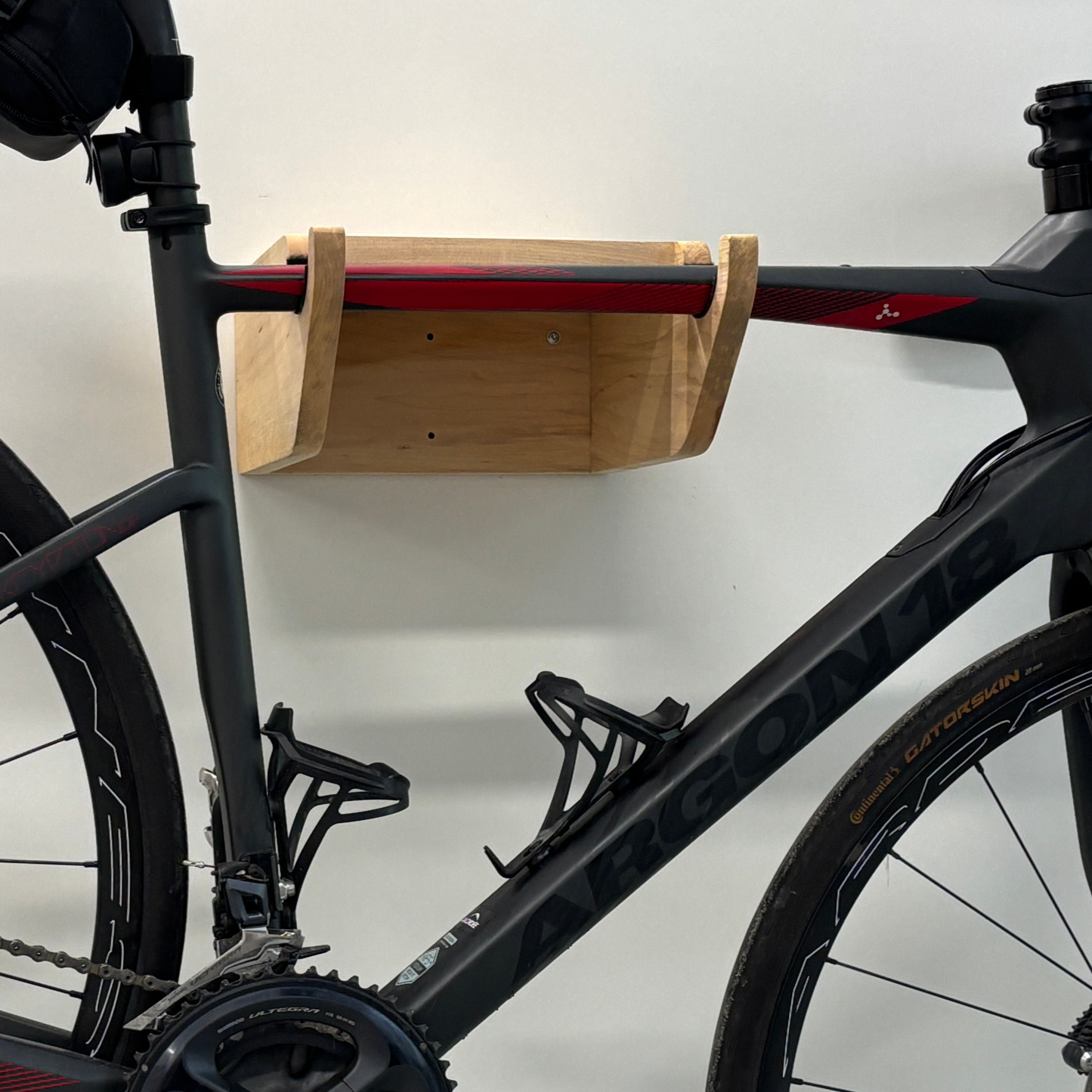 Soporte de pared para bicicleta de madera maciza o contrachapado de cerezo – Estable y sólido, tornillos incluidos, con protección para el cuadro