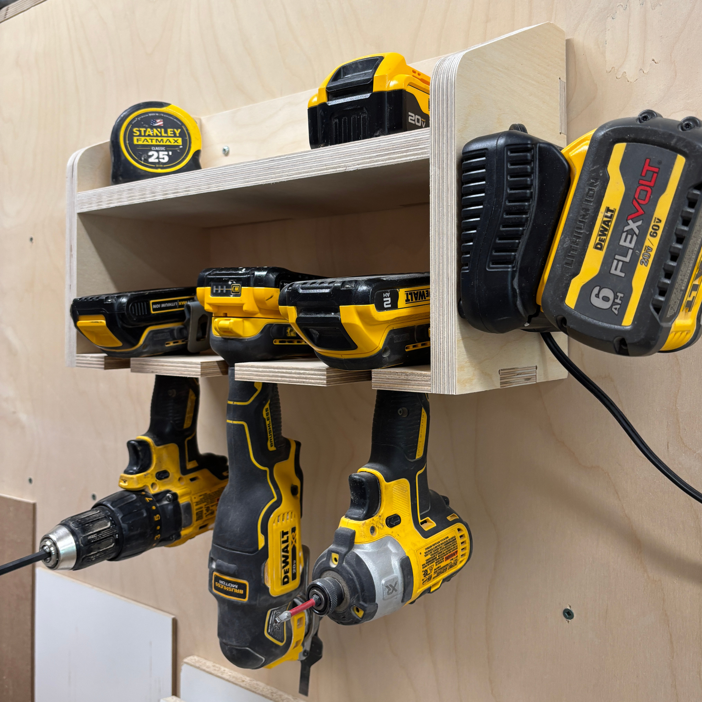 Support mural pour outils portatifs – Avec tablette et emplacements pour chargeurs (3, 4 ou 5 outils)