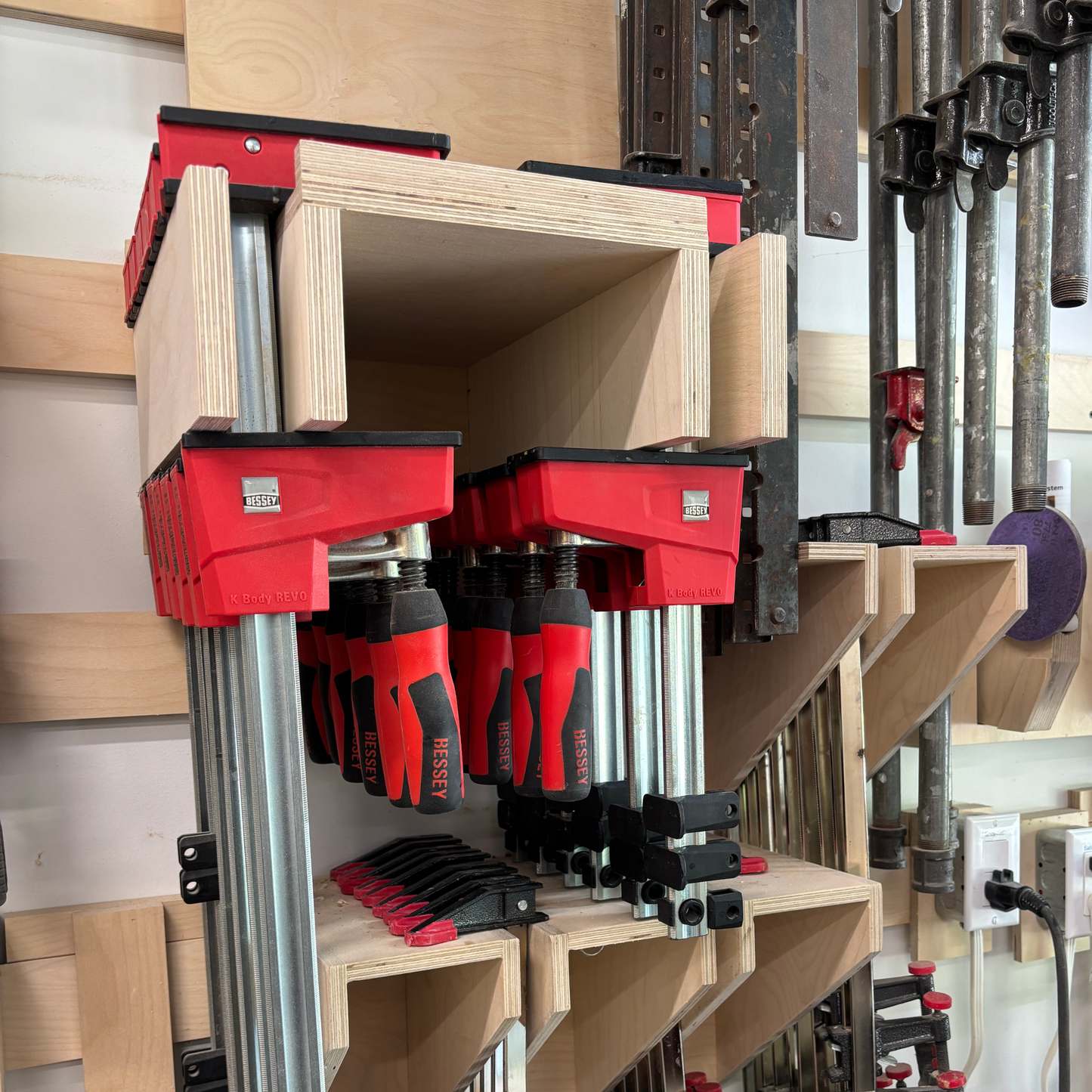 Support mural double pour serre-joints – largeur ajustable, profondeur 14", compatible Bessey