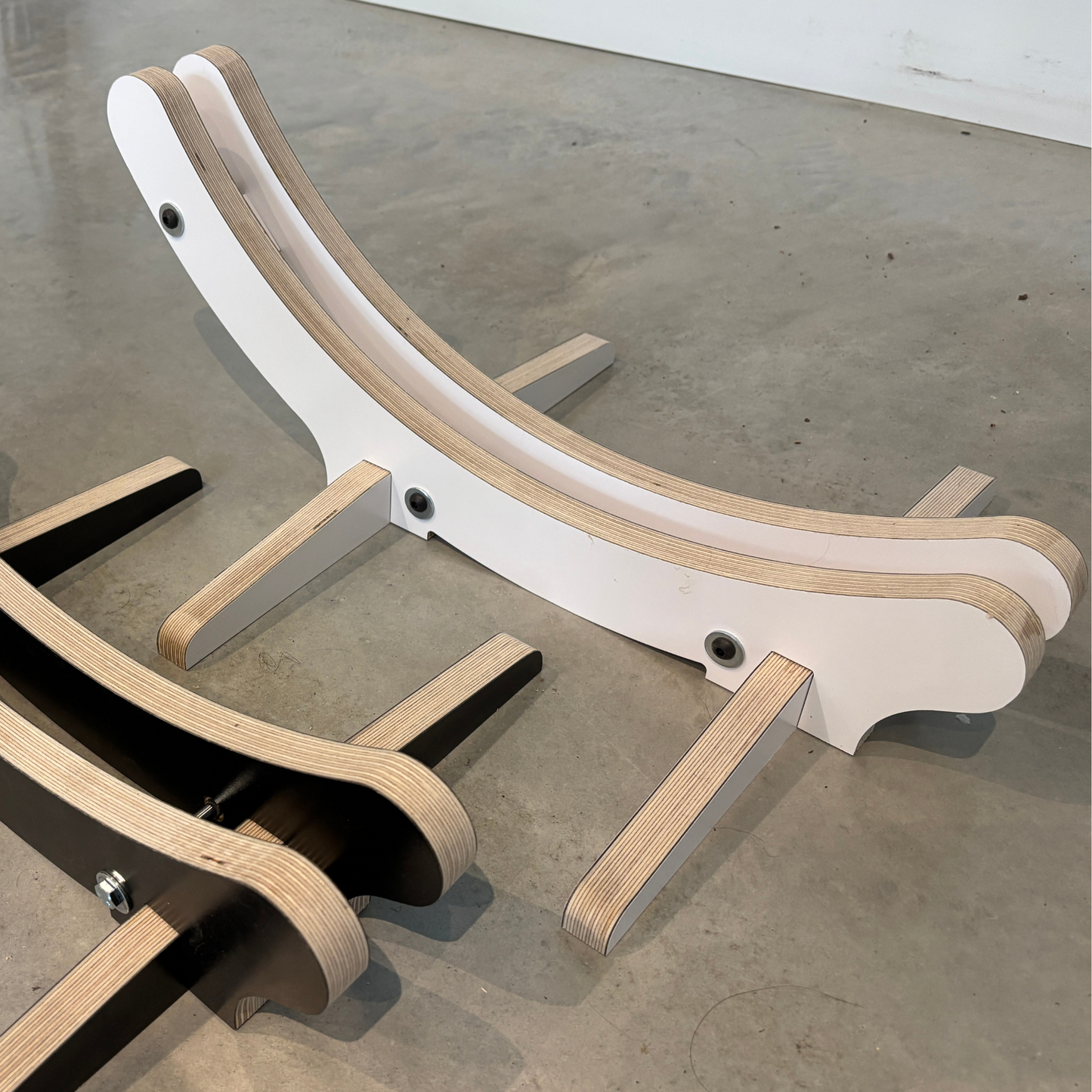 Support de vélo au sol en bois ajustable – Pour roues 700 mm, pneus 30 à 60 mm, contreplaqué de merisier CNC, fini naturel ou stratifié noir/blanc