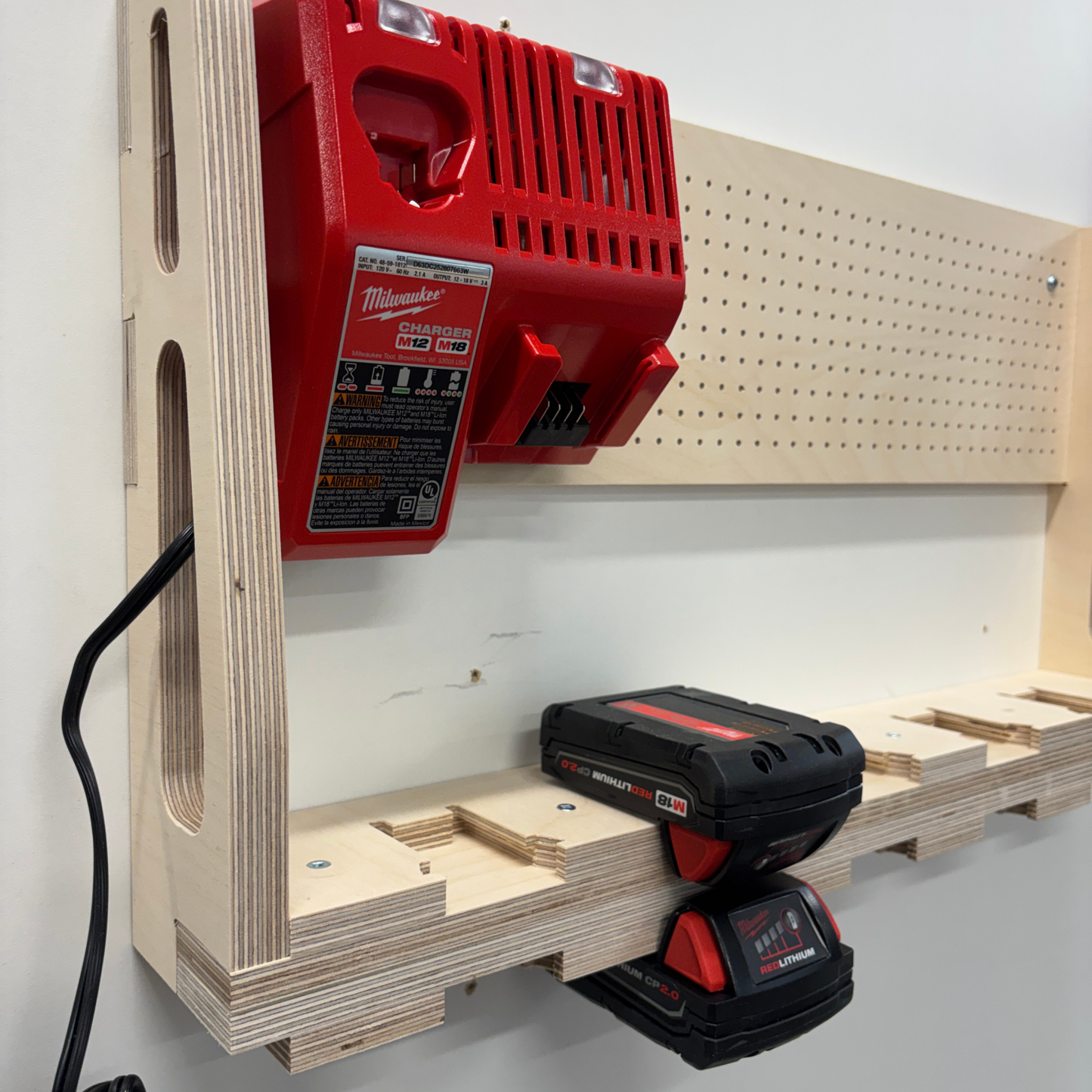 Estación de carga mural compatible con Milwaukee® — 100% madera | 8, 10 o 12 baterías