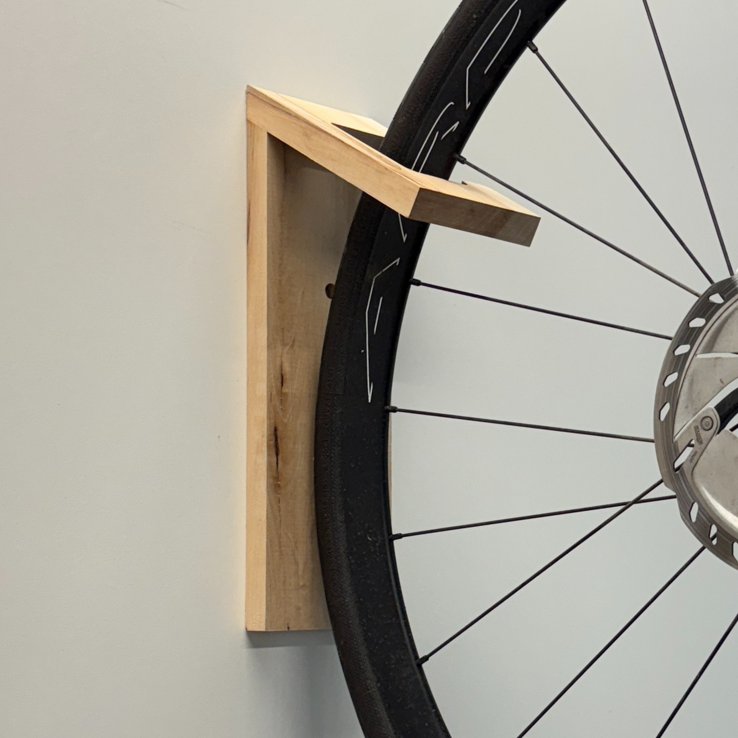 Support vélo mural vertical en bois – Érable ou frêne, huile naturelle ou noir opaque, pour roues 700 mm, montage facile avec vis fournies