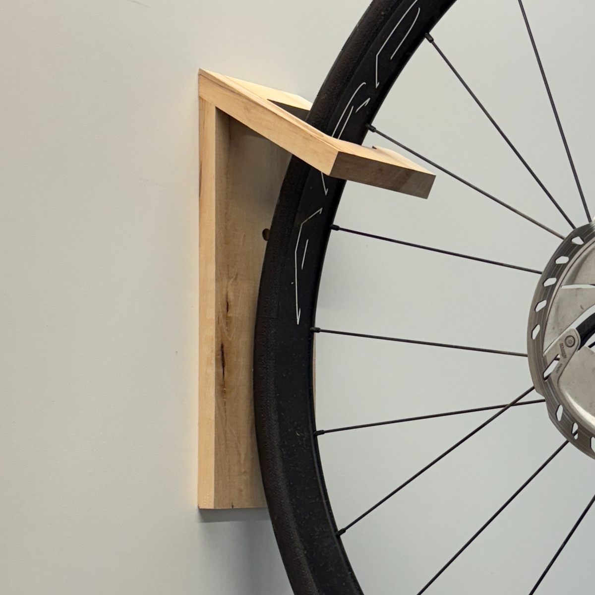 Support vélo mural vertical, bois massif