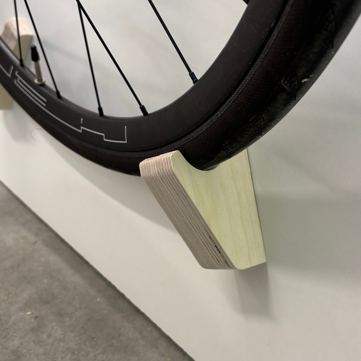 Soporte de pared para bicicleta de diseño – Madera maciza o contrachapado de cerezo, se sujeta por ruedas y cuadro, ángulo de 15–20°, tornillos y anclajes incluidos