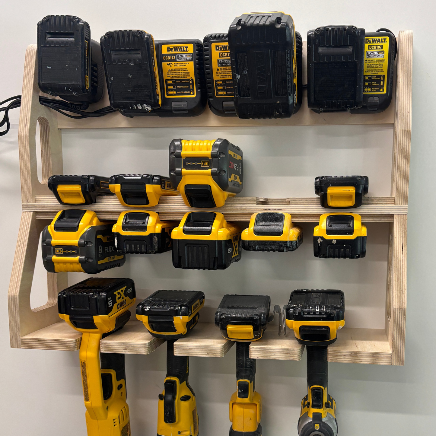 Station de recharge et support d'outils compatible DeWalt® - Contreplaqué de merisier pour 6, 8, 10 ou 12 batteries