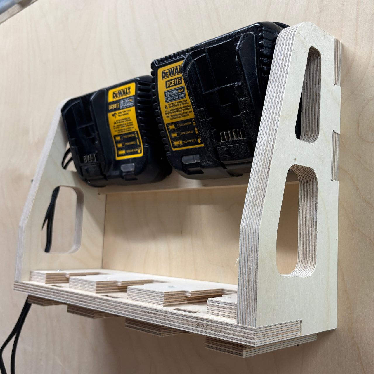 Station de recharge compatible DeWalt 20V/60V – 100% bois – Pour 6, 8, 10 ou 12 batteries