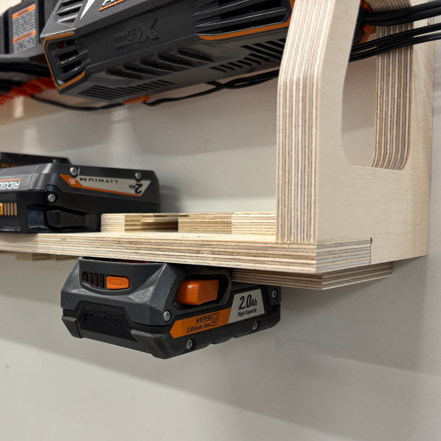Station de recharge murale compatible Ridgid® — Contreplaqué de merisier | 8, 10 ou 12 batteries