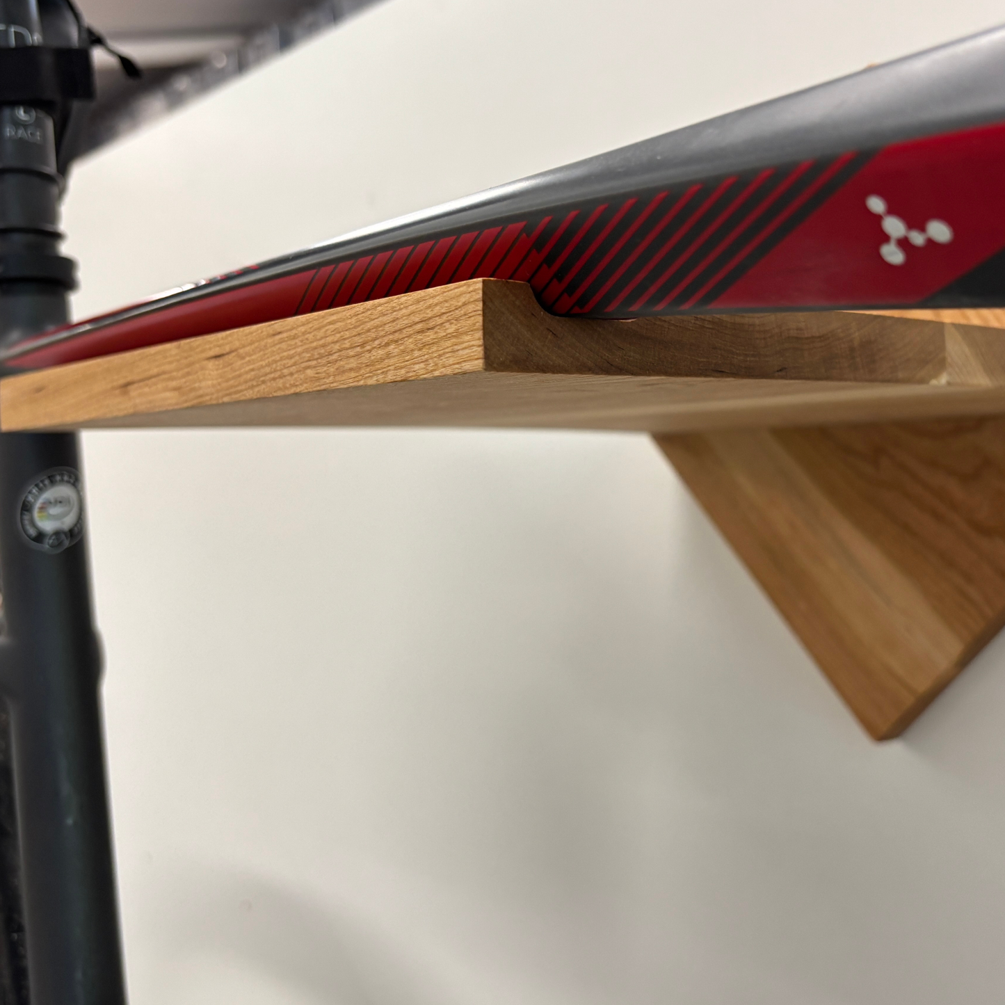 Soporte de pared para bicicleta de diseño en madera maciza forma rombo con estante – manillar hasta 24" – capacidad 35 lb