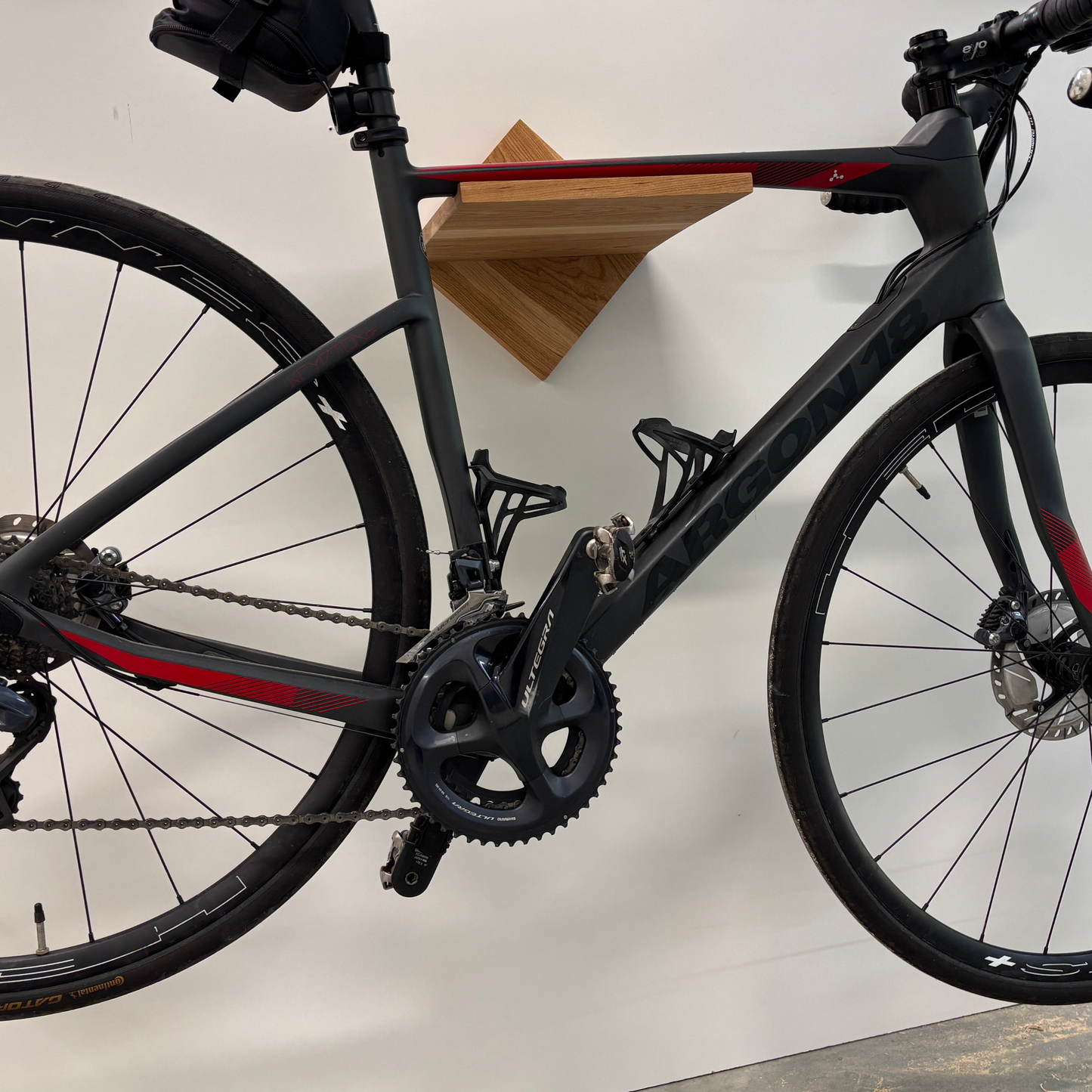 Soporte de pared para bicicleta de diseño en madera maciza forma rombo con estante – manillar hasta 24" – capacidad 35 lb