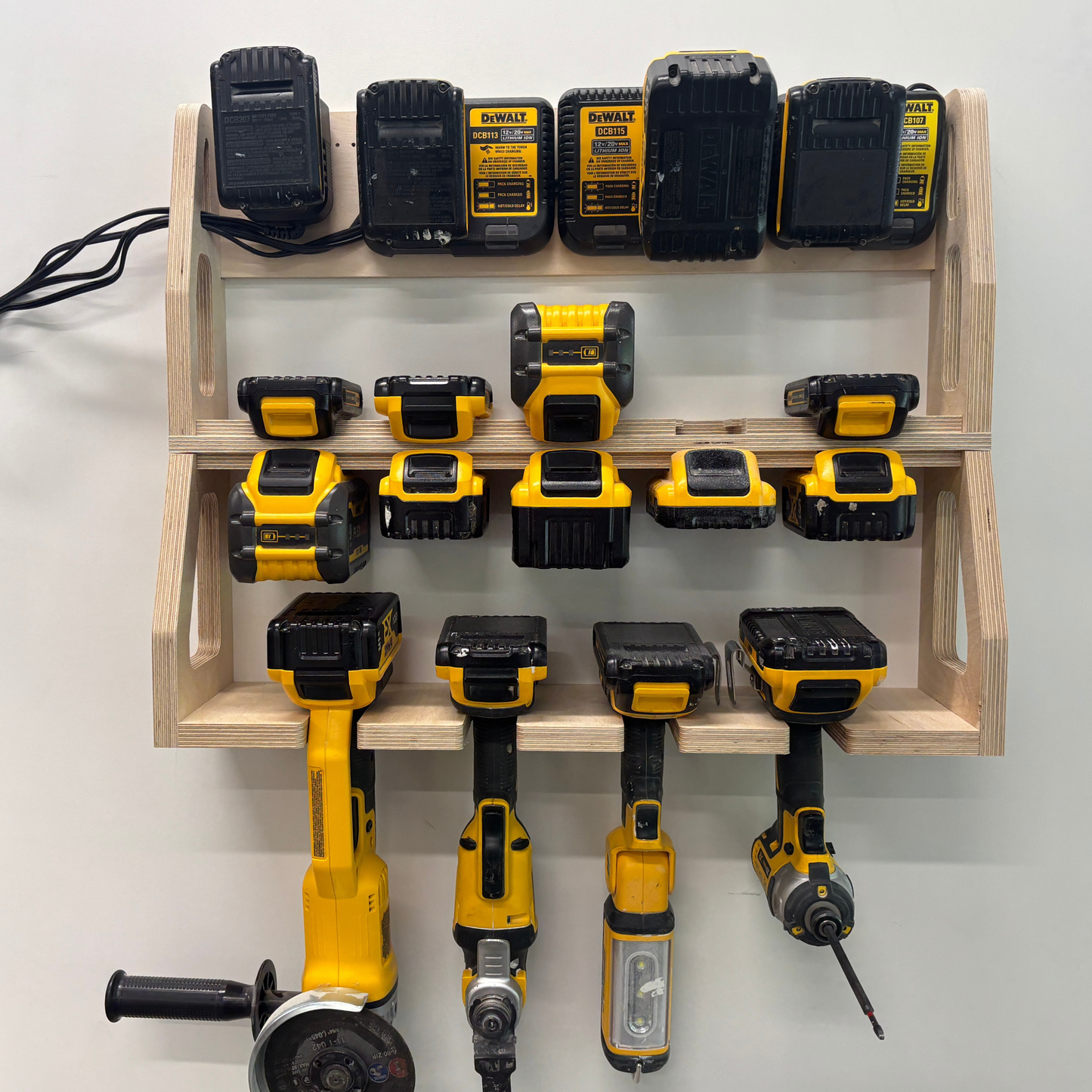 Station de recharge et support d'outils compatible DeWalt® - Contreplaqué de merisier pour 6, 8, 10 ou 12 batteries