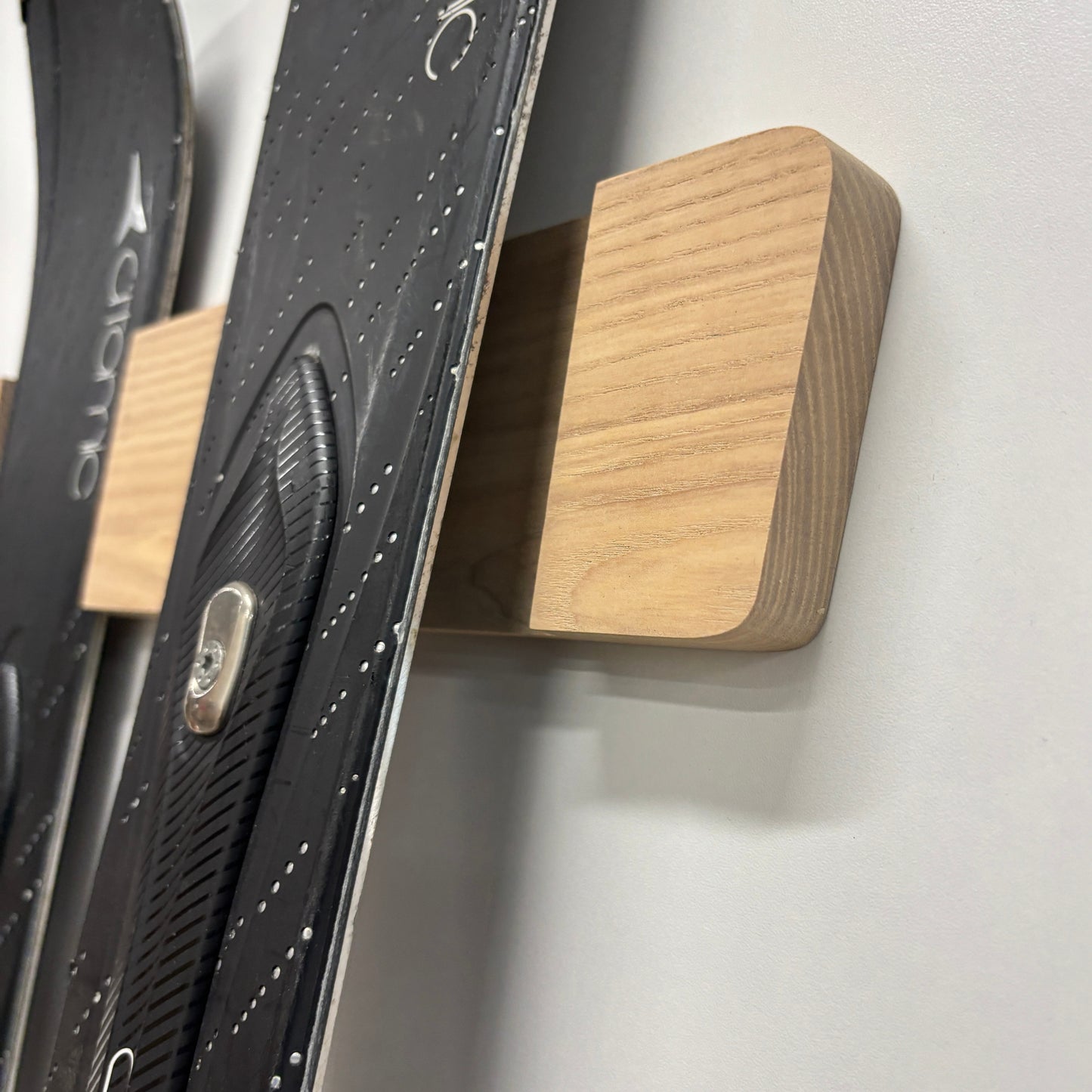Soporte de Pared Plano para Esquís Alpinos - Madera Dura Aceitada