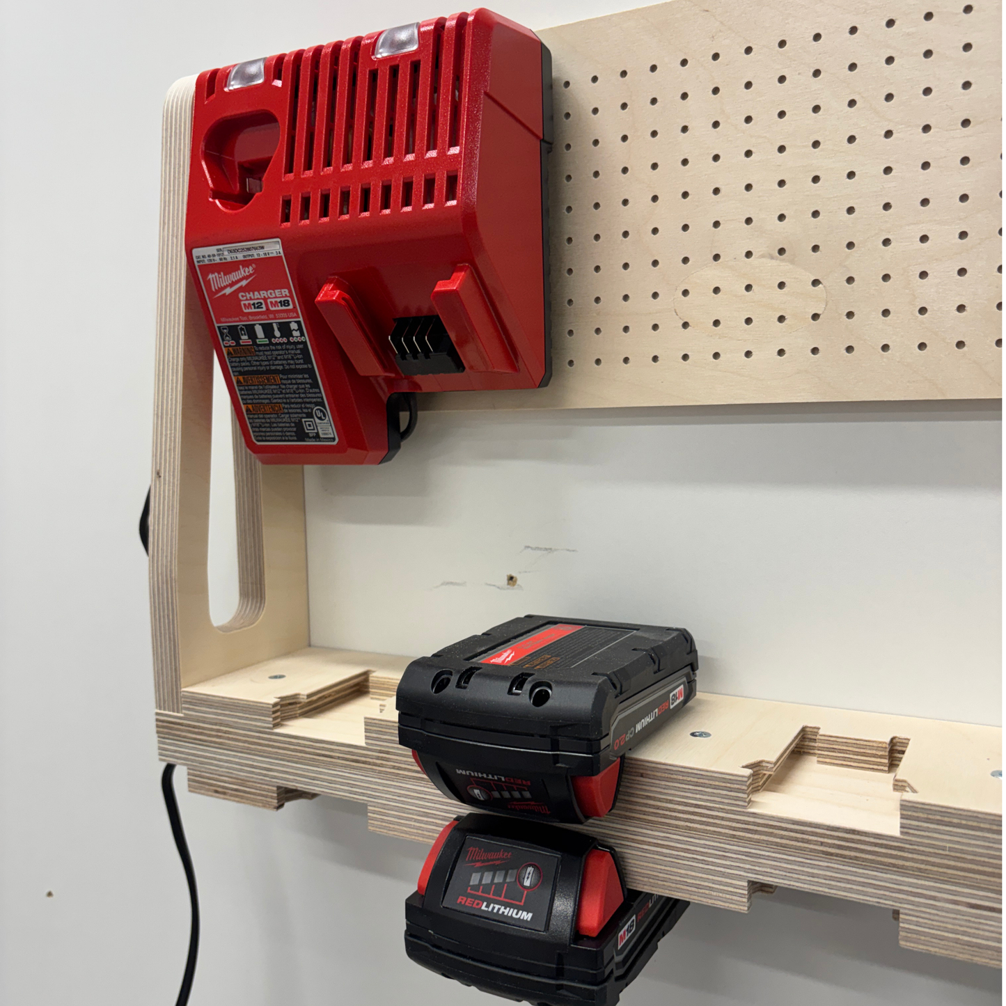 Estación de carga mural compatible con Milwaukee® — 100% madera | 8, 10 o 12 baterías