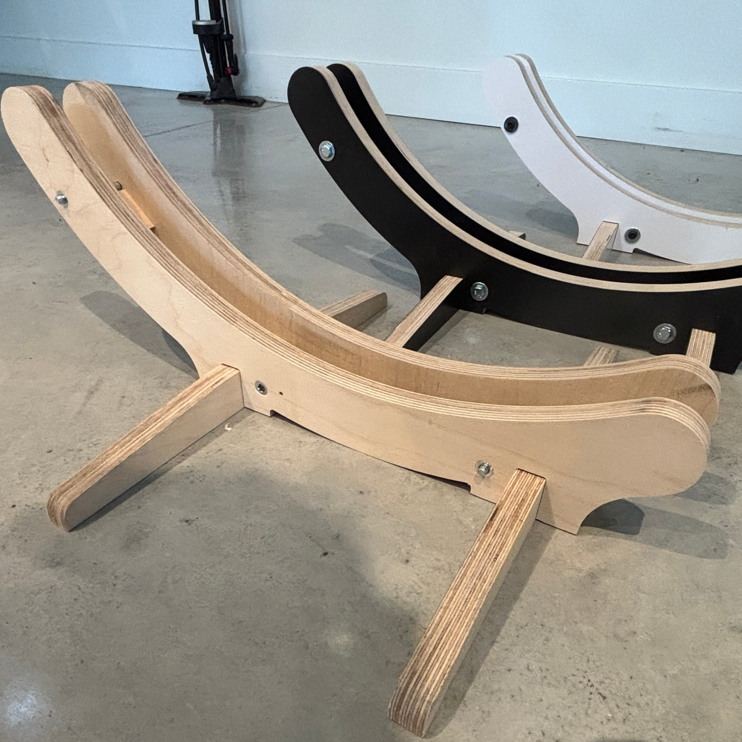 Support de vélo au sol en bois ajustable – Pour roues 700 mm, pneus 30 à 60 mm, contreplaqué de merisier CNC, fini naturel ou stratifié noir/blanc