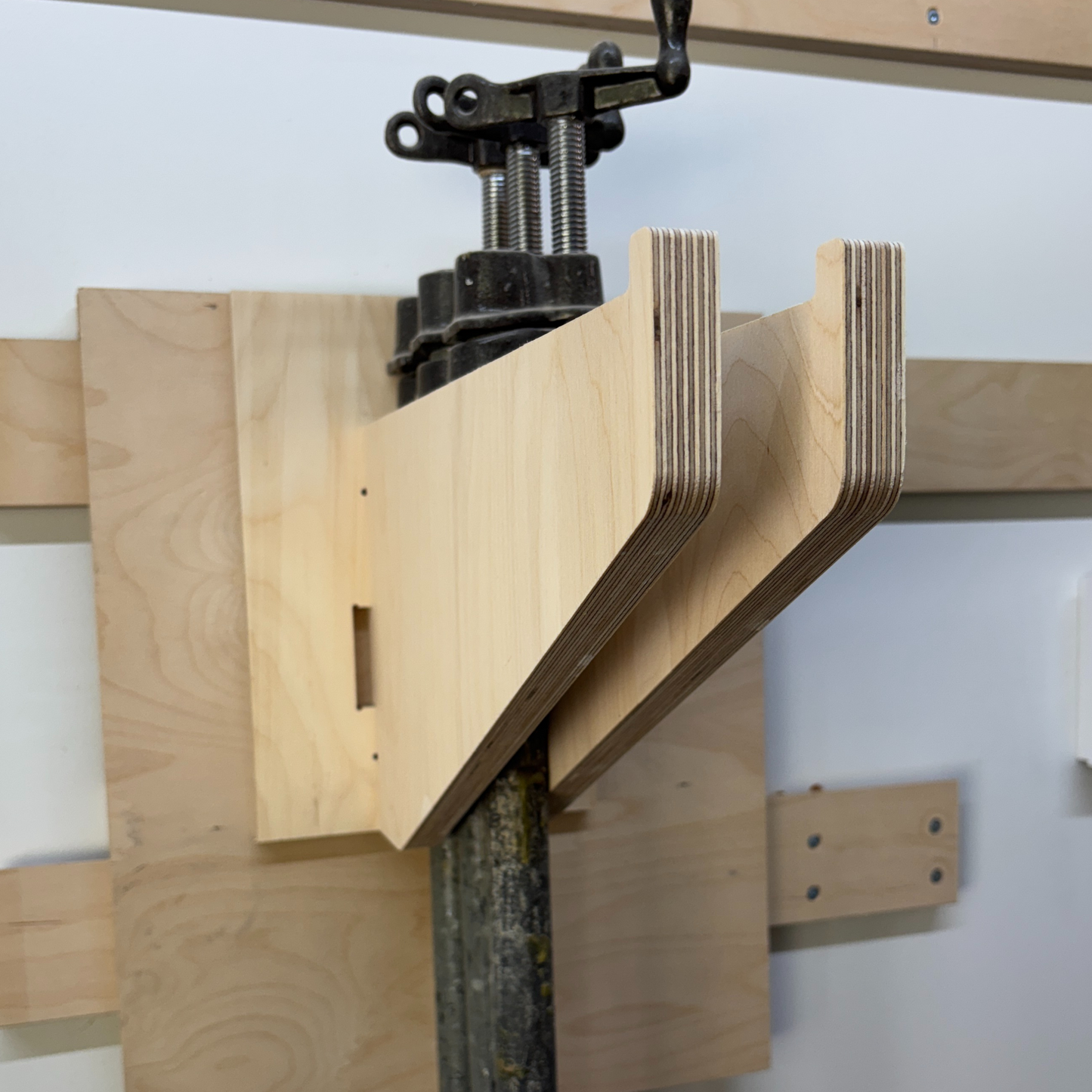Soporte de pared ajustable para sargentos – Compatible con Bessey, tubos de 3/4" y más