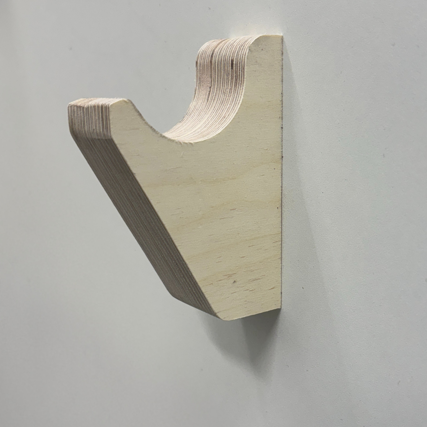Soporte de pared para bicicleta de diseño – Madera maciza o contrachapado de cerezo, se sujeta por ruedas y cuadro, ángulo de 15–20°, tornillos y anclajes incluidos