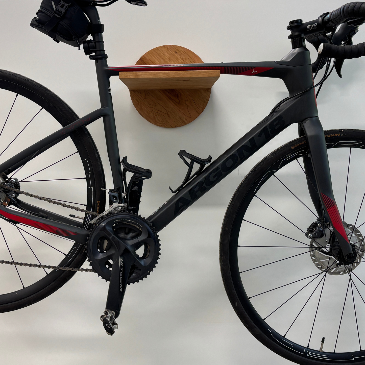 Support mural à vélo design en bois massif forme ronde avec tablette – guidon jusqu’à 22" – capacité 35 lb