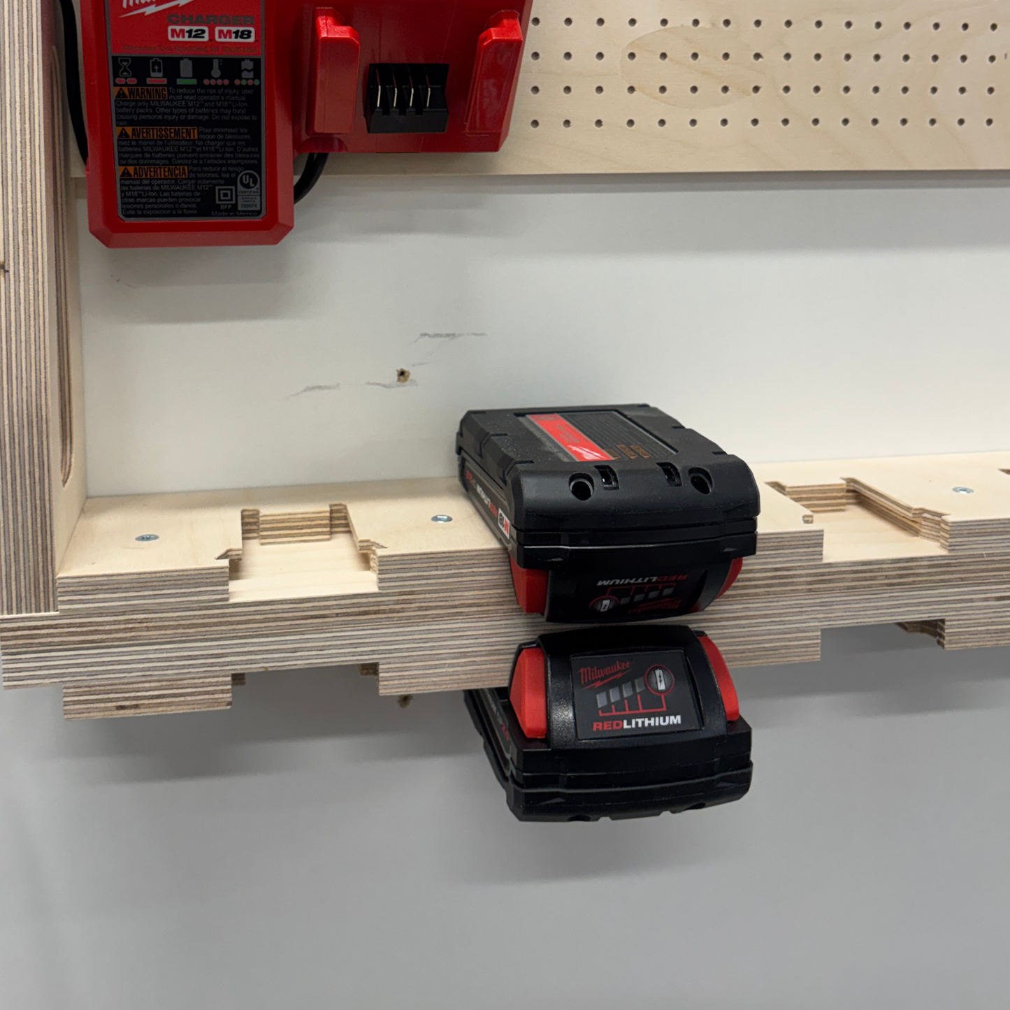 Estación de carga mural compatible con Milwaukee® — 100% madera | 8, 10 o 12 baterías