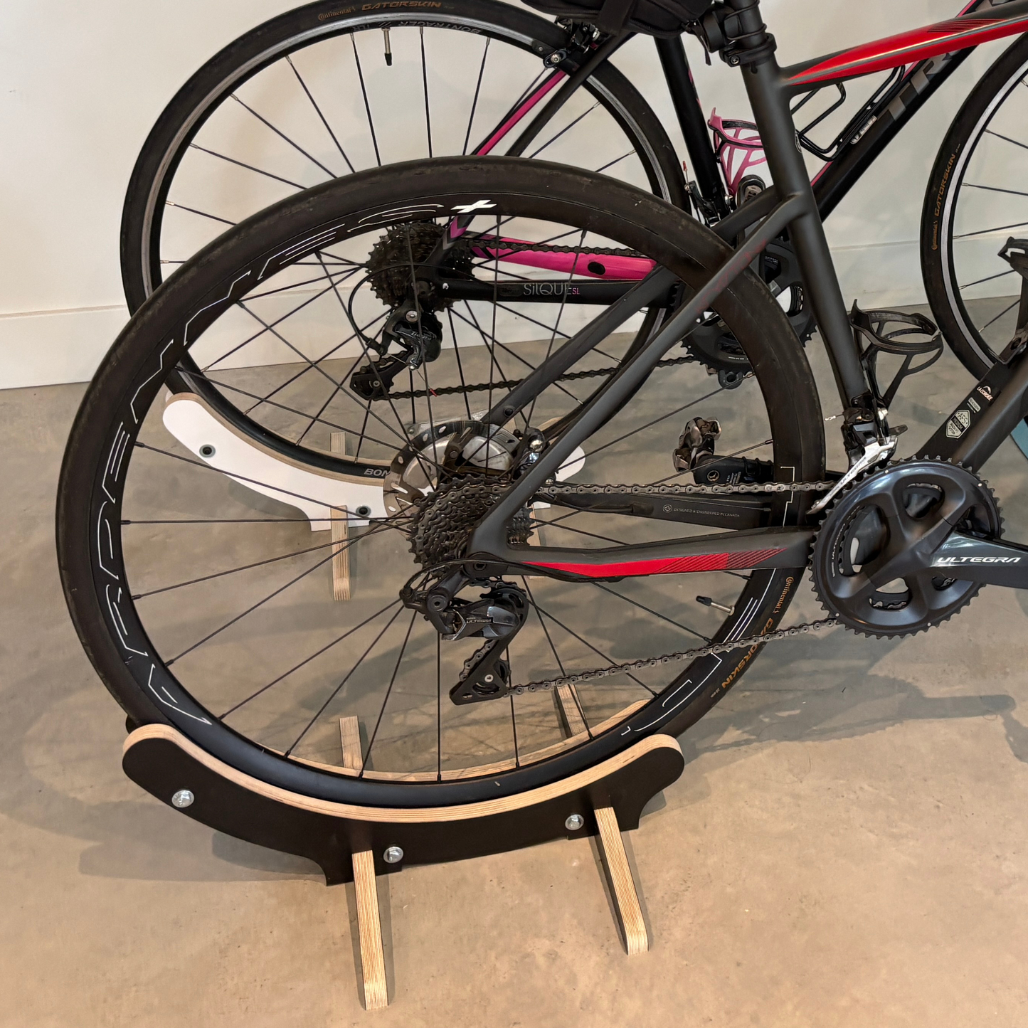 Support de vélo au sol en bois ajustable – Pour roues 700 mm, pneus 30 à 60 mm, contreplaqué de merisier CNC, fini naturel ou stratifié noir/blanc