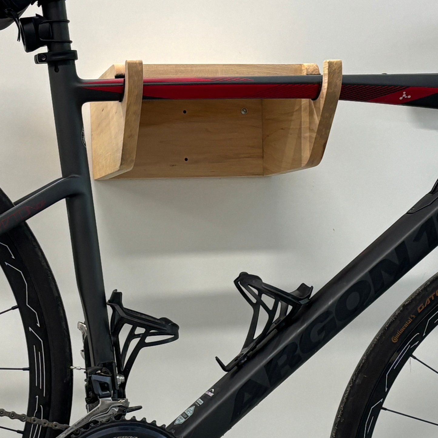 Soporte de pared para bicicleta de madera maciza o contrachapado de cerezo – Estable y sólido, tornillos incluidos, con protección para el cuadro